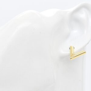 18K V Stud Earrings