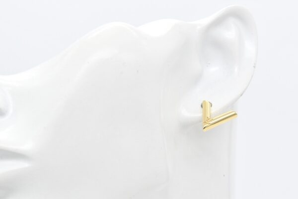 18K V Stud Earrings