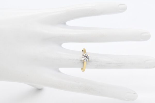18K Round Brilliant Cut Diamond Ring