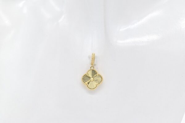 (J.C.) 18K YG Clover Pendant 16mm - Image 2