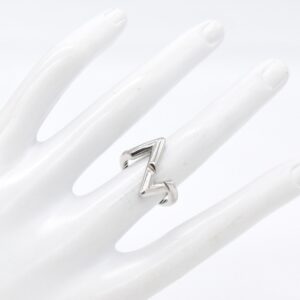 18K White Gold V Ring — Size 5.5