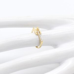18K Ring with CZ Stones — Size 5.75