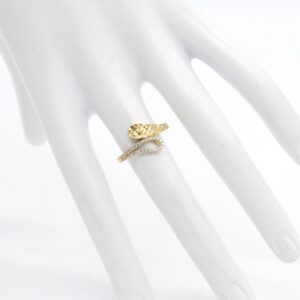 18K Ring with Pattern and CZ Stones — Size 7